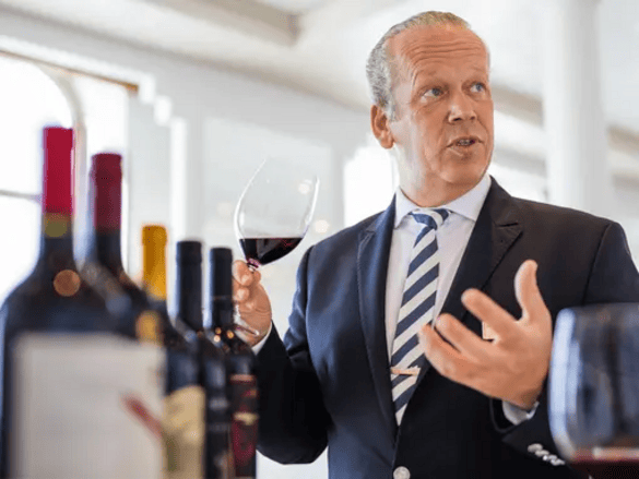 Hapag-Lloyd Cruises Ms Europa Sommilier.png